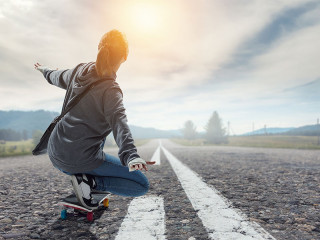 Frau-auf-Skateboard-225822867-FO-Sergey-Nivens