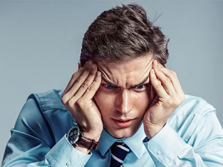 Anzugtraeger-gruebelt-209858881-FO-Romario-Ien