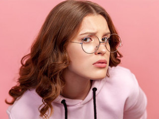 Frau-zweifelnd-397788708-AS-khosrork