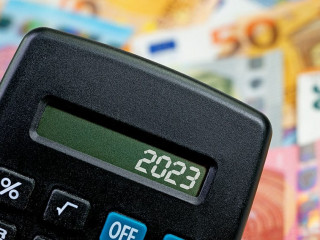 Geldscheine-Taschenrechner-537900433-AS-M-Schuppich