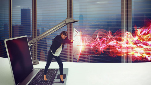 FrauSchuetztLaptop-95370879-FO-alphaspirit