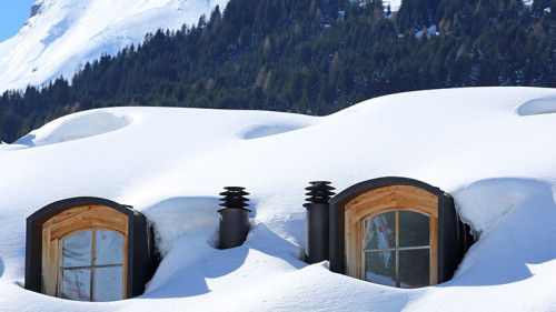hausdach-schnee-fenster-62418775-FO-kara
