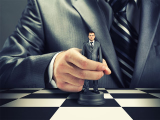 Makler-Als-Schachfigur-47864662-FO-Nomad-Soul