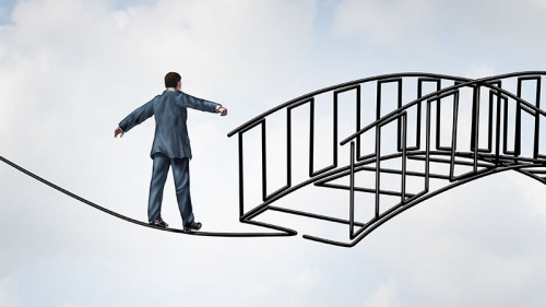 Mann-Bruecke-Aus-Kabel-84309324-FO-freshidea