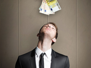 Mann-Geldschine-ueber-Kopf-73093394-FO-lassedesignen