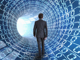 Mann-Binaercode-Tunnel-42758394-FO-alphaspirit