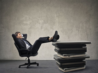 businessman-relaxed-office-stuhl-tablet-95757807-FO-olly