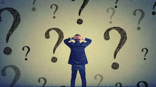 mann-vor-vielen-fragezeichen-106863909-FO-pathdoc