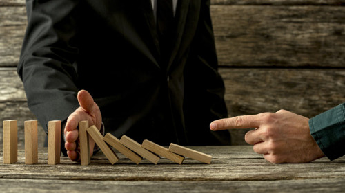 domino-effekt-domino-steine-107353335-FO-Gajus