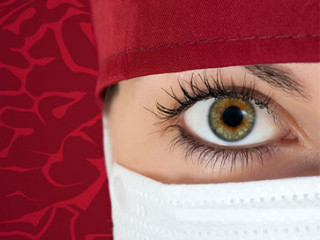 Chirurgin-gehirn-94705926-47960866-FO-koszivu-cmeree-Premium