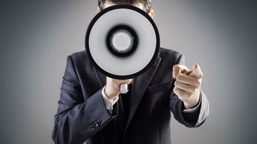 Anzugtrager-Megaphon-81782543-FO-konradbak