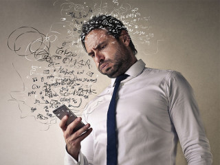 Anzugtrager-ueberfordert-mit-Taschenrechner-81879849-FO-olly