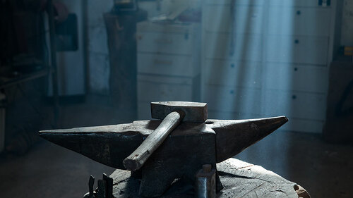 Ambos-in-verlassener-Werkstatt-83396658-FO-Gianluca-Scerni