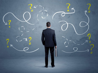 Anzugtraeger-Fragezeichen-Pfeile-110438324-FO-ra2-studio