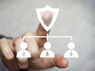 Hand-Schild-ueber-Mitarbeiter-Piktogramm-106804875-FO-maxsim