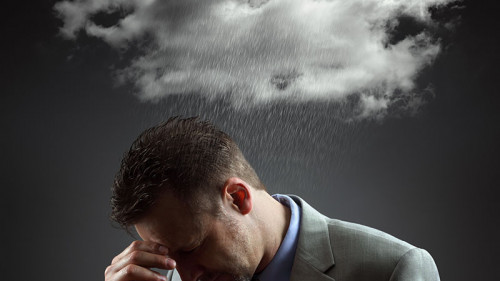 Anzugtraeger-traurig-unter-Wolke-53011457-FO-Brian-Jackson