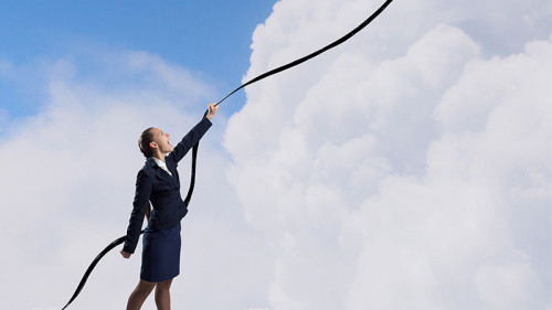 Frau-auf-Wolken-mit-Graph-97877198-FO-Sergey-Nivens