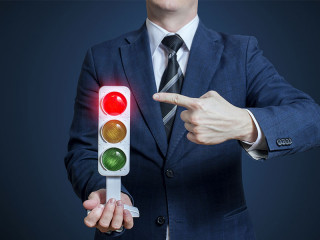 Anzugtraeger-rote-Ampel-195910888-FO-spyrakot