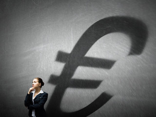 Anzugtraegerin-Euro-Schatten-194069631-FO-Sergey-Nivens