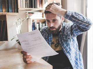 Mann-geschockt-Papier-188854855-FO-Mike-Fouque