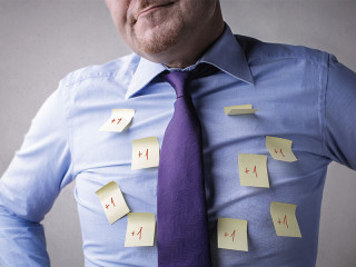 Anzugtraeger-voller-Post-its-183773266-FO-olly