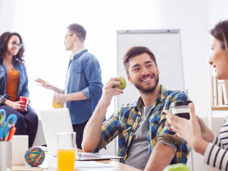 Kollegen-essen-107019588-FO-YakobchukOlena