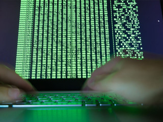 Haende-Computer-Binaer-Code-182031002-FO-Andrey-Popov