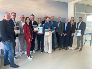 Die Teilnehmenden freuen sich über die Zertifizierung (v.l.n.r.: Torsten Koch (Vertrieblicher Produktkoordinator Concordia Versicherung), Markus Hußmann (Concordia Generalagentur), Steffen Schuster (Leiter Ausschließlichkeitsorganisation Concordia Versicherung), Julia Palte (Vertriebsvorständin Concordia Versicherung), Ben Ewald (Concordia Hauptagentur), Hendrik Katzke (Concordia Hauptagentur), Agentur Nils vom Felde (Concordia Generalagentur), Meike Lingies (Concordia Service-Büro), Thorsten May (Concordia Generalagentur), Roland Räcker (Nachhaltigkeitsbeauftragter Concordia Versicherung), Prof. Dr. Wagner (Professor Universität Leipzig), Juliane Bormann (Geschäftsführerin V.E.R.S. Leipzig), Georg Hofmeister (Concordia Geschäftsstelle))