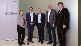 v.l.n.r. Brigitte Groß, Deutsche Rentenversicherung Bund; Oliver Blatt, GKV-Spitzenverband; Dr. Stephan Fasshauer, DGUV; Jörg Heinel Sozialversicherung Landwirtschaft, Forsten und Gartenbau (SVLFG); Dr. Timm Genett, PKV-Verband