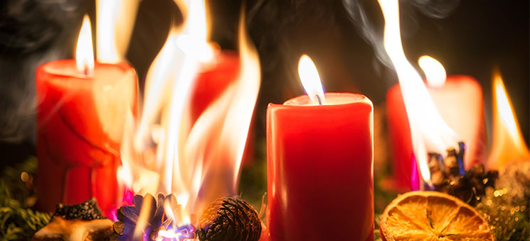Hohe Brandgefahr in der Adventszeit – diese Versicherungen schützen