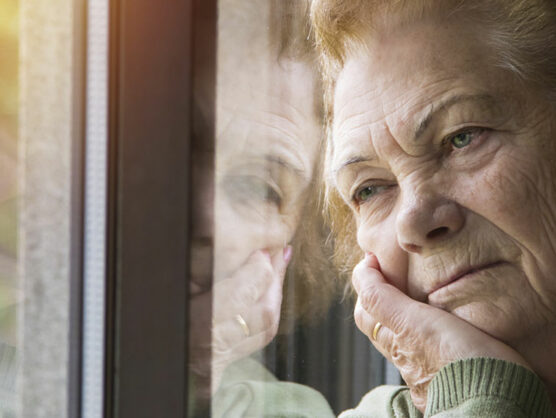 Rentnerin bestürzt am Fenster