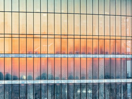 Sonnenaufgang spiegelt sich in Glasfassade