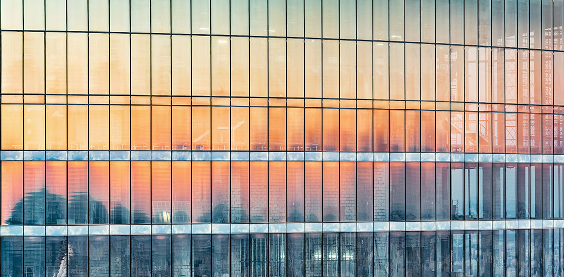 Sonnenaufgang spiegelt sich in Glasfassade