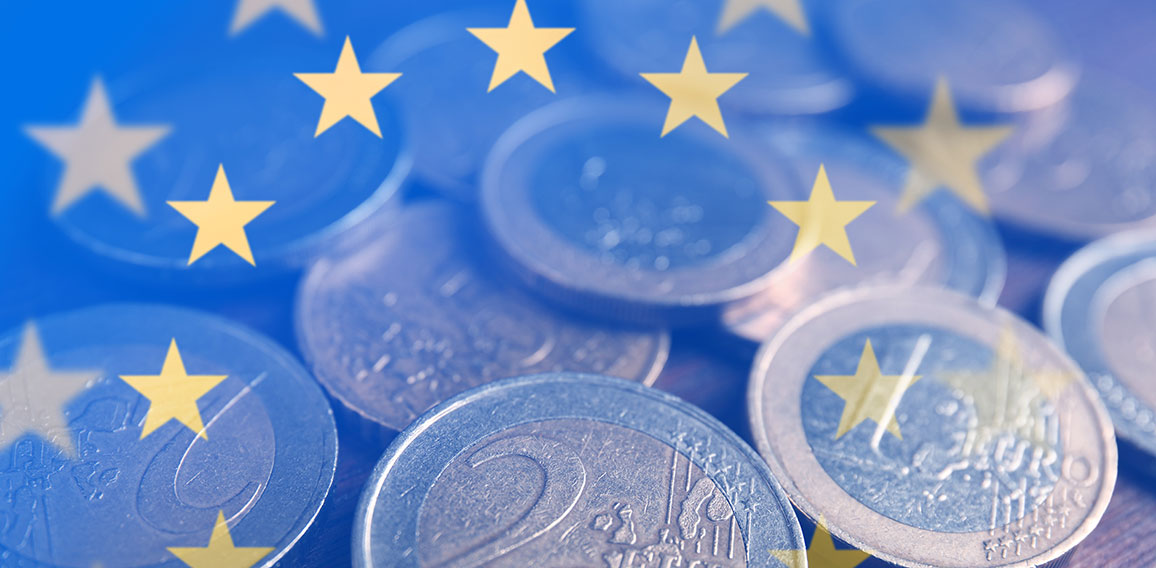 Doppelbelichtung von EU-Flagge und Münzen