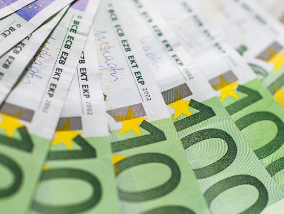 Hundert-Euro-Scheine aufgefächert