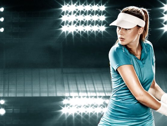 Tennisspielerin in blau holt aus