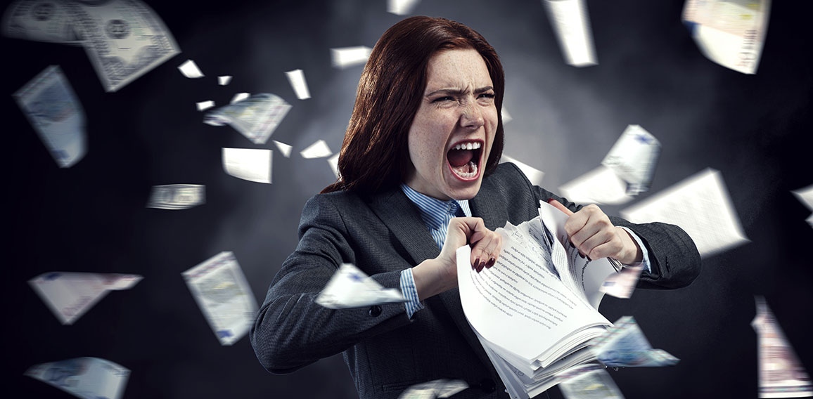 Wütende Geschäftsfrau zerreißt Vertrag in Banknoten-Sturm