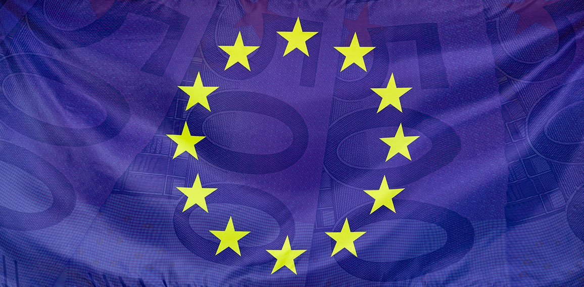 Geldscheine hinter europäischer Flagge