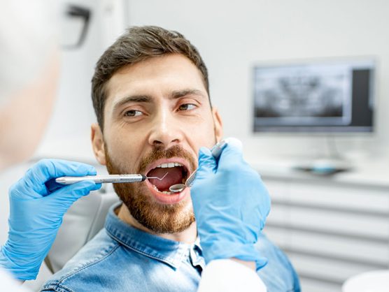 Zahnärztin untersucht Patienten