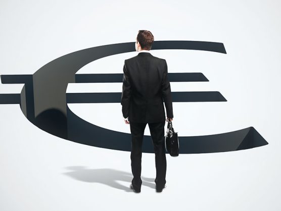 Anzugträger vor Loch in Form des Euro-Symbols