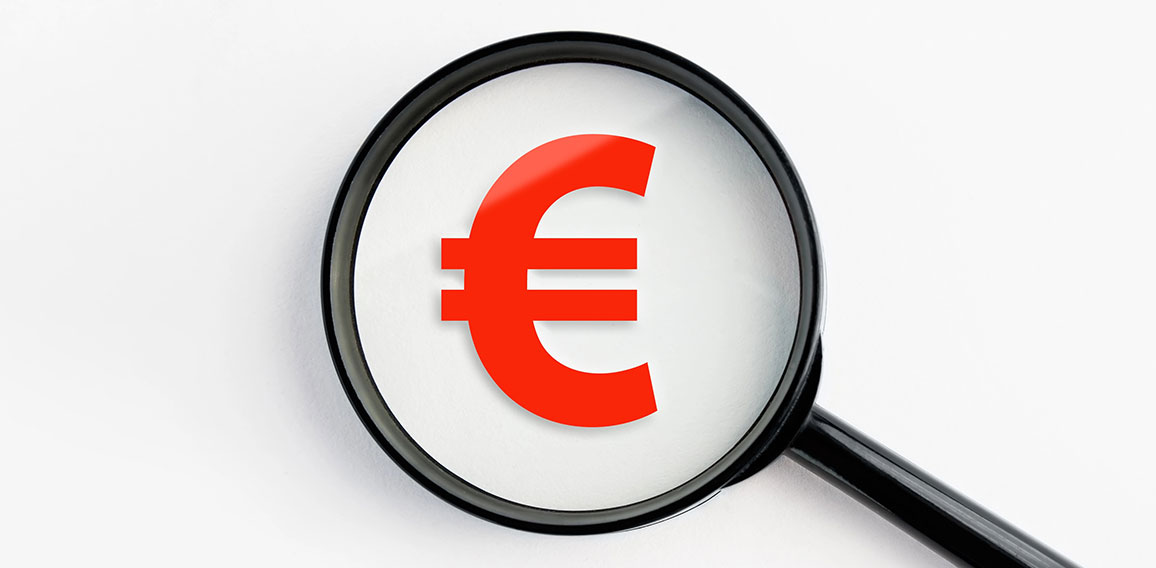 Rotes Euro-Symbol unter Lupe