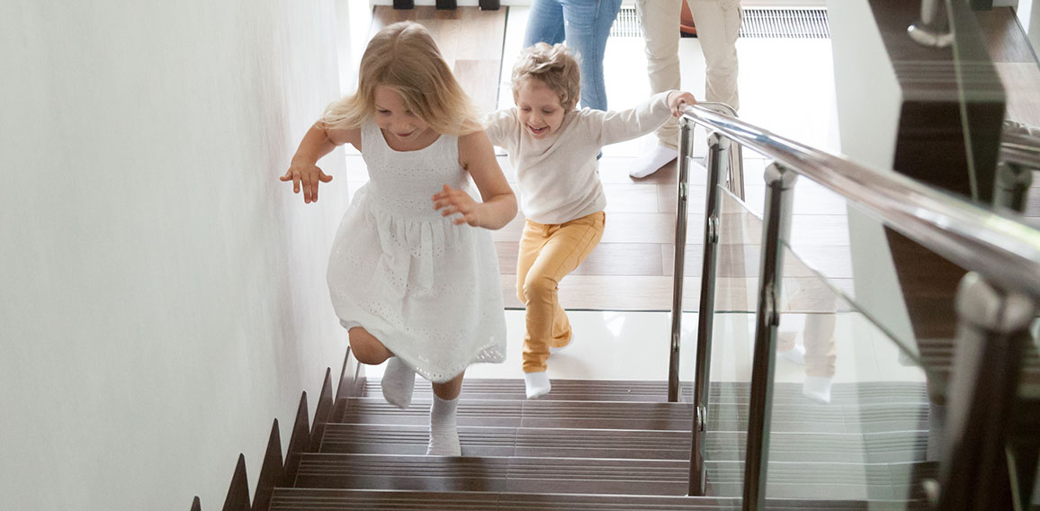 Kinder rennen Treppe hinauf