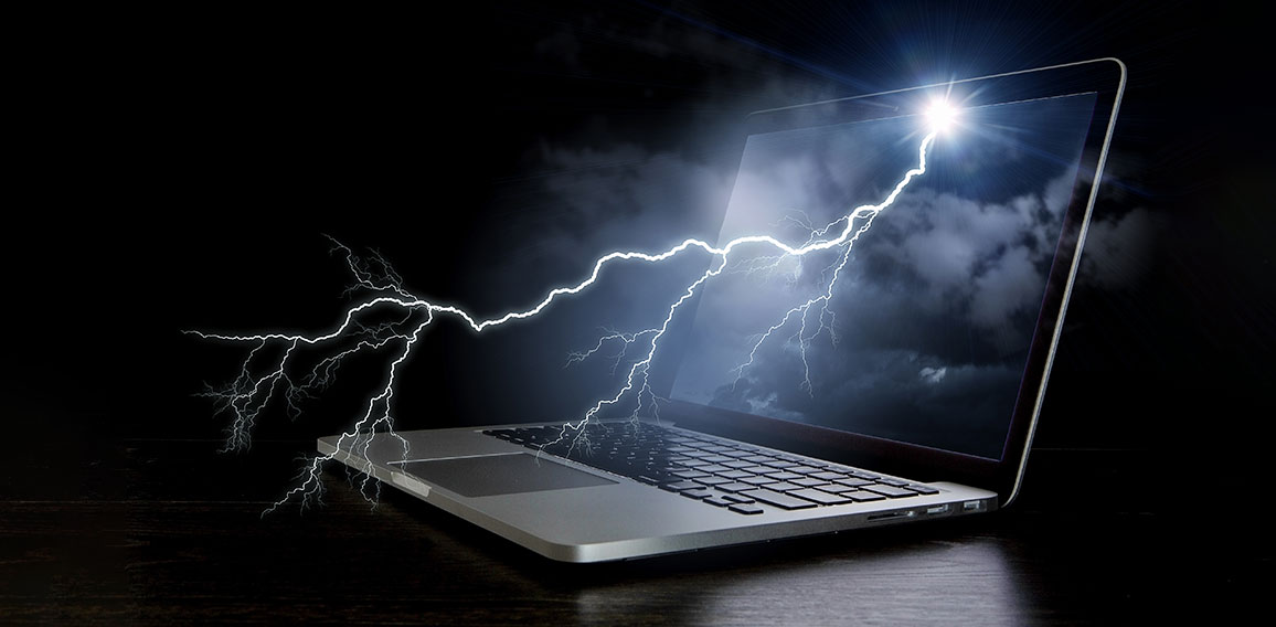 Blitz und Gewitterwolken kommen aus Laptop-Display