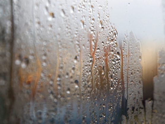 Regen auf Fensterscheibe