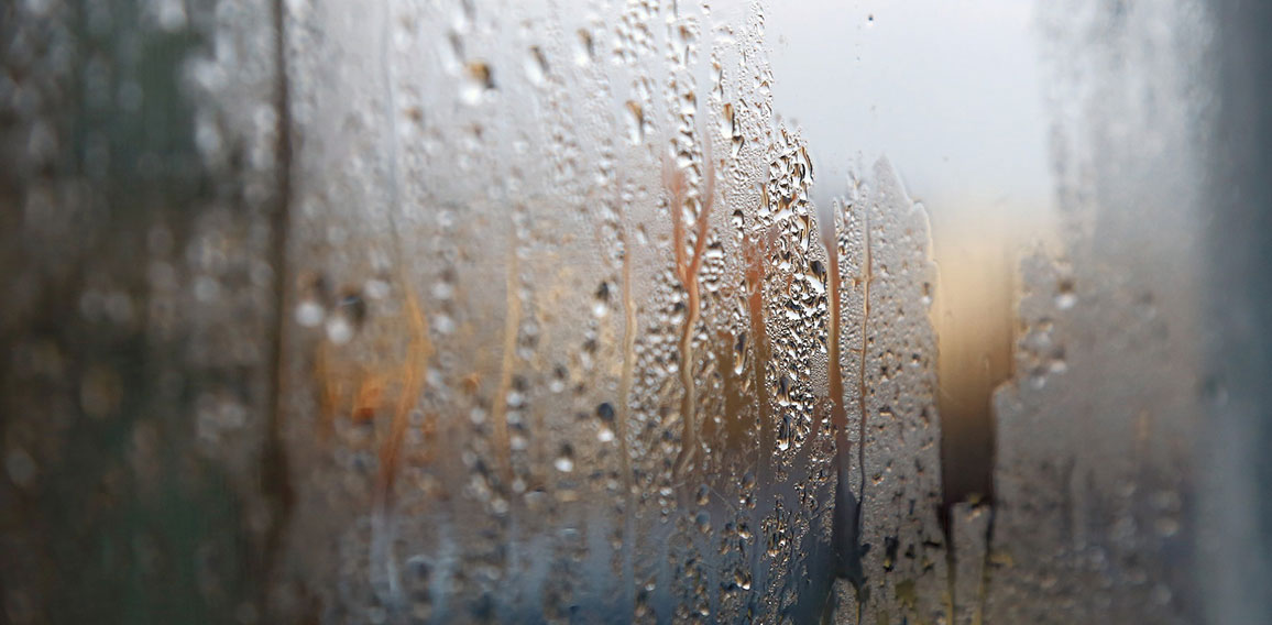 Regen auf Fensterscheibe
