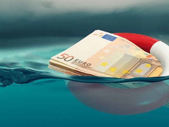 Fünfzig-Euro-Scheine in Rettungsring in Wasser