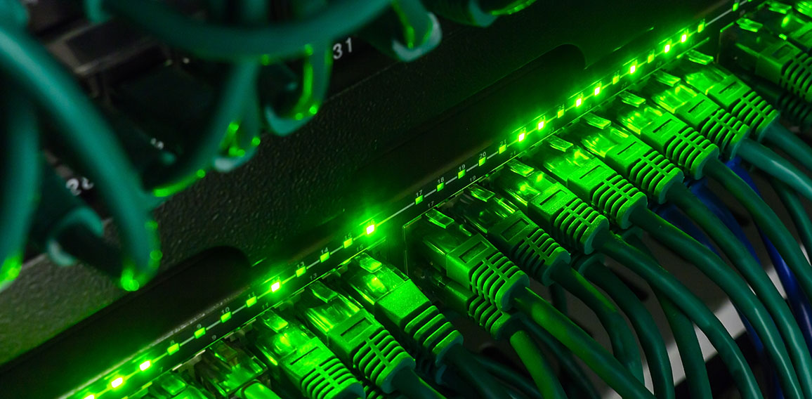 Grün erleuchtete Netzwerk-Kabel führen in Server