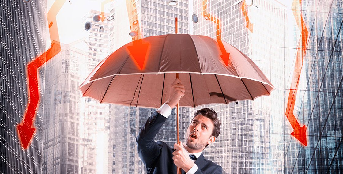 Mann schützt sich mit Schirm vor negativen Pfeilen