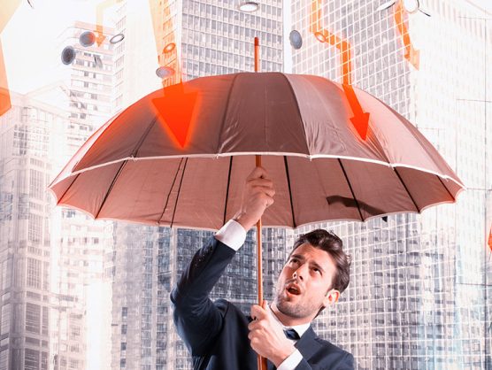 Mann schützt sich mit Schirm vor negativen Pfeilen