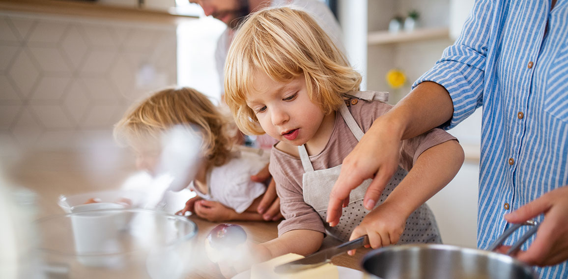 Kinder kochen mit ihren Eltern